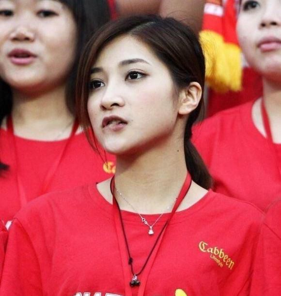 而且家里还有一个好吃懒做的弟弟，可以说一家三口的日子，过得那叫个一塌糊涂。